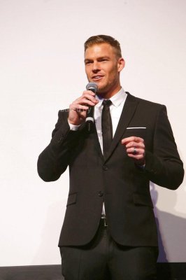 3-_Alan_Ritchson_Daily.jpg