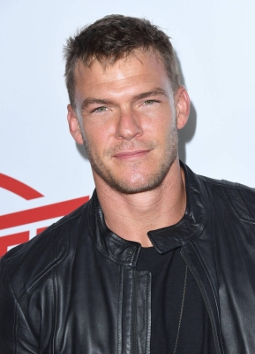 1-_Alan_Ritchson_Daily.jpg