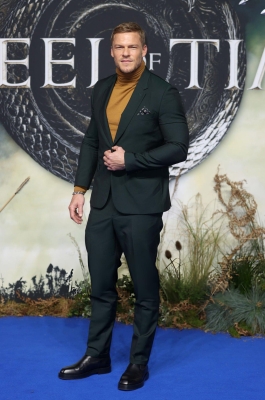 5-_Alan_Ritchson_Daily.jpg