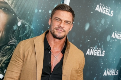 5B20163090945D_5B_Ordinary_Angels__New_York_Premiere_-_Red_Carpet5D_f.jpg