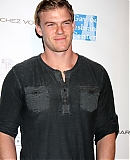 vecteezy_los-angeles-feb-19-alan-ritchson-arrives-at-the-2nd_8764640.jpg