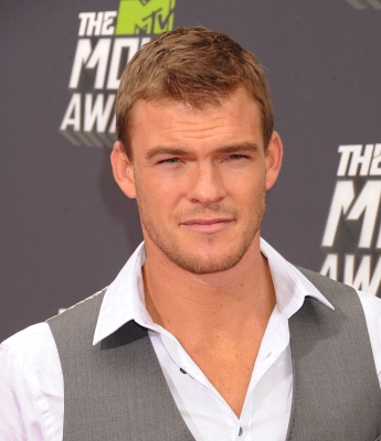 2013_MTV_Movie_Awards_-_Arrivals_28229.jpg