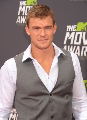 2013_MTV_Movie_Awards_-_Arrivals_28429.jpg