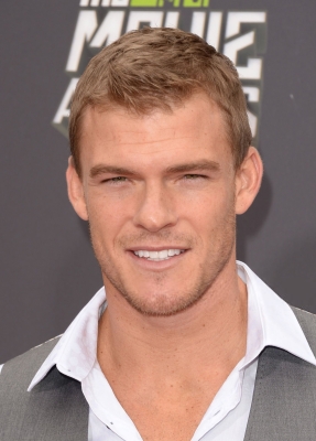 2013_MTV_Movie_Awards_-_Arrivals_28829.jpg