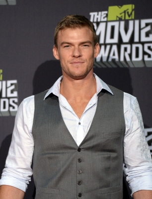 2013_MTV_Movie_Awards_-_Press_Room_28229.jpg