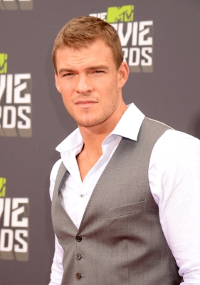 2013_MTV_Movie_Awards_-_Red_Carpet_28829.jpg