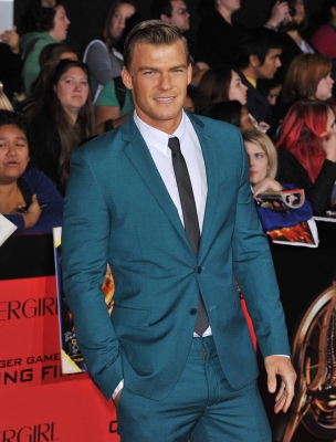 Alan_Ritchson__arriving_at_the_The_Hunger_Games-_Catching_Fi_28129.jpg