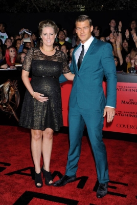 Alan_Ritchson_and_Catherine_Ritchson_attending_the_premiere_28329.jpg