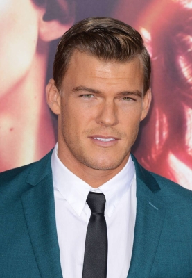 Alan_Ritchson_attends_the_premiere_of_Lionsgate_s_The_Hunger_28129.jpg