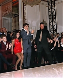 Atelier_Versace___Front_Row_-_Paris_Fashion_Week_-_Haute_Cou_281229.jpg