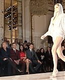 Atelier_Versace___Front_Row_-_Paris_Fashion_Week_-_Haute_Cou_282429.jpg