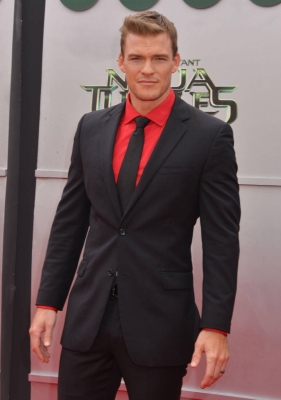 Alan_Ritchson_at_the_Teenage_Mutant_Ninja_Turtles__Premiere.jpg