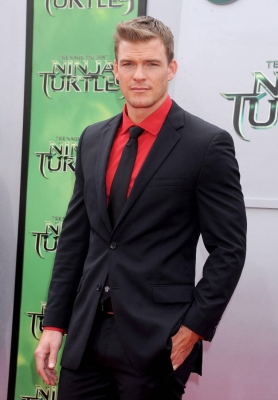 Alan_Ritchson_attending_the_Teenage_Mutant_Ninja_Turtles_L_28229.jpg