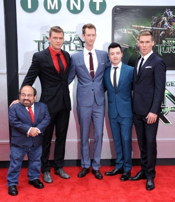 Danny_Woodburn2C_Alan_Ritchson2C_Jeremy_Howard2C_Noel_Fisher_an.jpg