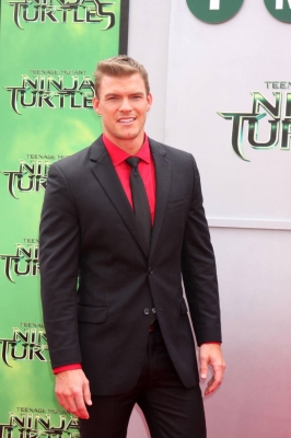 LOS_ANGELES_-_AUG_3___Alan_Ritchson_at_the_Teenage_Mutant_Ni.jpg
