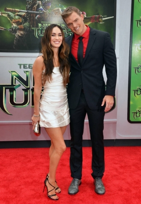Megan_Fox_and_Alan_Ritchson_at_the_Teenage_Mutant_Ninja_Turt_28129.jpg