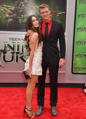 Megan_Fox_and_Alan_Ritchson_at_the_Teenage_Mutant_Ninja_Turt_28229.jpg