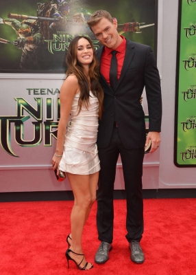 Megan_Fox_and_Alan_Ritchson_at_the_Teenage_Mutant_Ninja_Turt_28329.jpg
