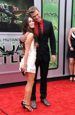 Megan_Fox_and_Alan_Ritchson_at_the_premiere_of_Paramount_Pic.jpg