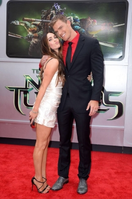 Megan_Fox_and_Alan_Ritchson_attend_the_Los_Angeles_premiere.jpg