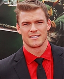 Alan_Ritchson_at_the_Paramount_Pictures__premiere_of_Teenag.jpg