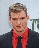 Alan_Ritchson_attending_the_Teenage_Mutant_Ninja_Turtles_L_28129.jpg