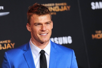Alan_Ritchson_The_Hunger_Games__Mocking_Jay_-_Part_2_Los_A_28229.jpg
