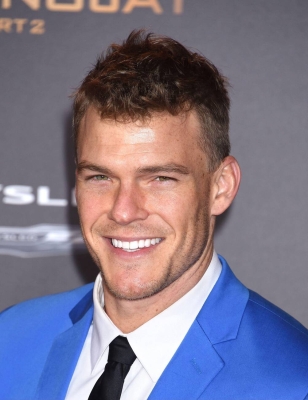 Alan_Ritchson_The_Hunger_Games__Mockingjay_-_Part_2_Los_An_28129.jpg