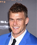 Alan_Ritchson_The_Hunger_Games__Mockingjay_-_Part_2_Los_An_28129.jpg