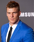 Celebrities_attend_Premiere_Of_Lionsgate_s_The_Hunger_Games_28229.jpg